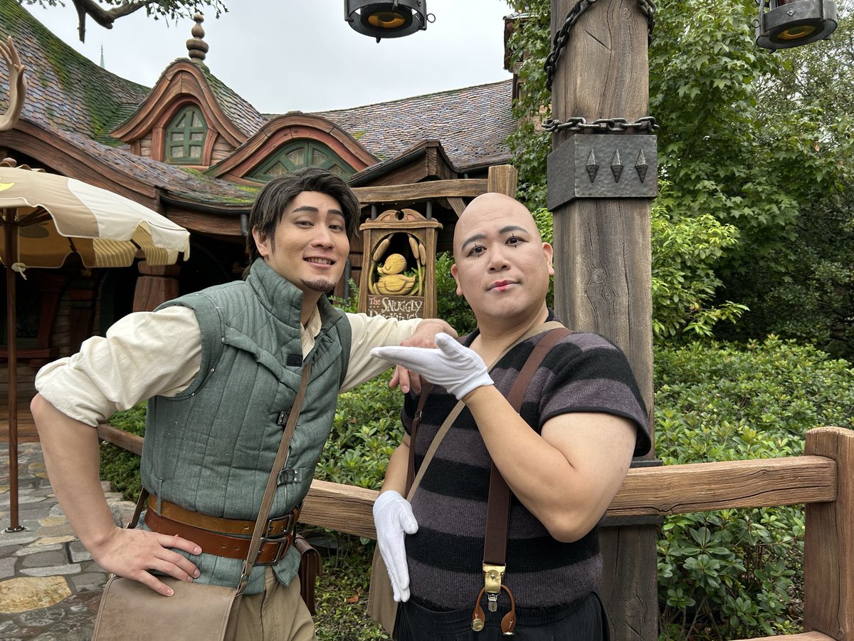 #dハロ ユージーンやエルサ、パントマイム(ウルフ)  での仮装楽しかった！
途中、頭にカメムシが付いたり、一年前に写真撮った方達と今年も出会ったり(奇跡)
濃厚な1日でした。

声かけてくれた方や手を振ってくれたキャストさん皆さん優しくて楽しかった。ありがとうございました。