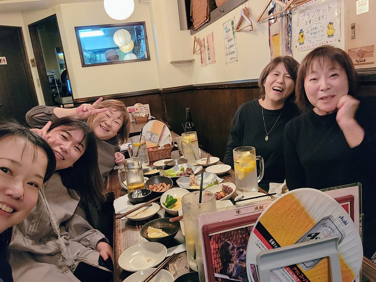 ensembleFlowEF's tweet image. 今日は、#渡辺研一郎 先生レッスンでした👓らりら～ディリラー～ドゥワワ～と自由に歌って、我々おばちゃん達の歌心を刺激するご指導をいただきました✨アフターは、熟女放浪でまた素敵な店を発掘しちゃいました🍋🍺めちゃめちゃ盛り上がりましたw
来週はやっと #相澤直人 先生レッスンですー💕