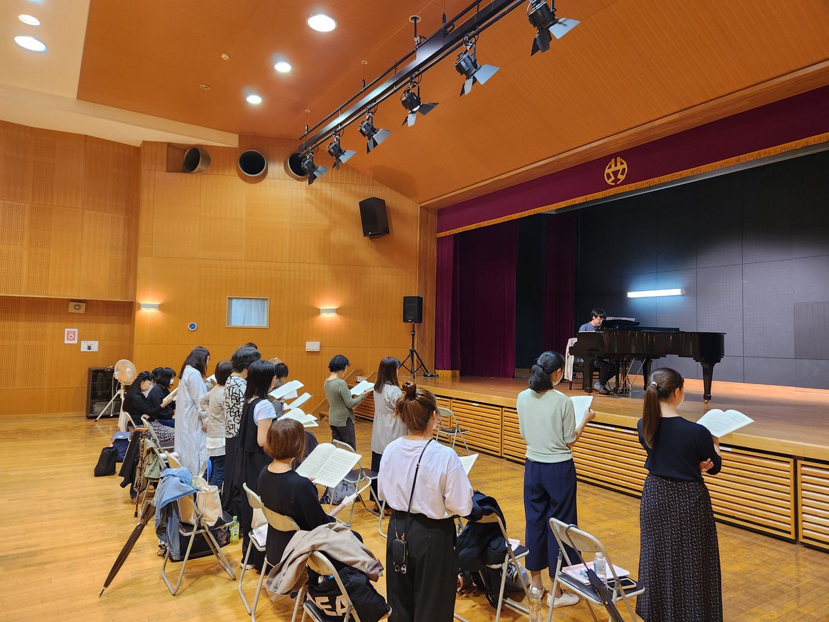 ensembleFlowEF's tweet image. 今日は、#渡辺研一郎 先生レッスンでした👓らりら～ディリラー～ドゥワワ～と自由に歌って、我々おばちゃん達の歌心を刺激するご指導をいただきました✨アフターは、熟女放浪でまた素敵な店を発掘しちゃいました🍋🍺めちゃめちゃ盛り上がりましたw
来週はやっと #相澤直人 先生レッスンですー💕