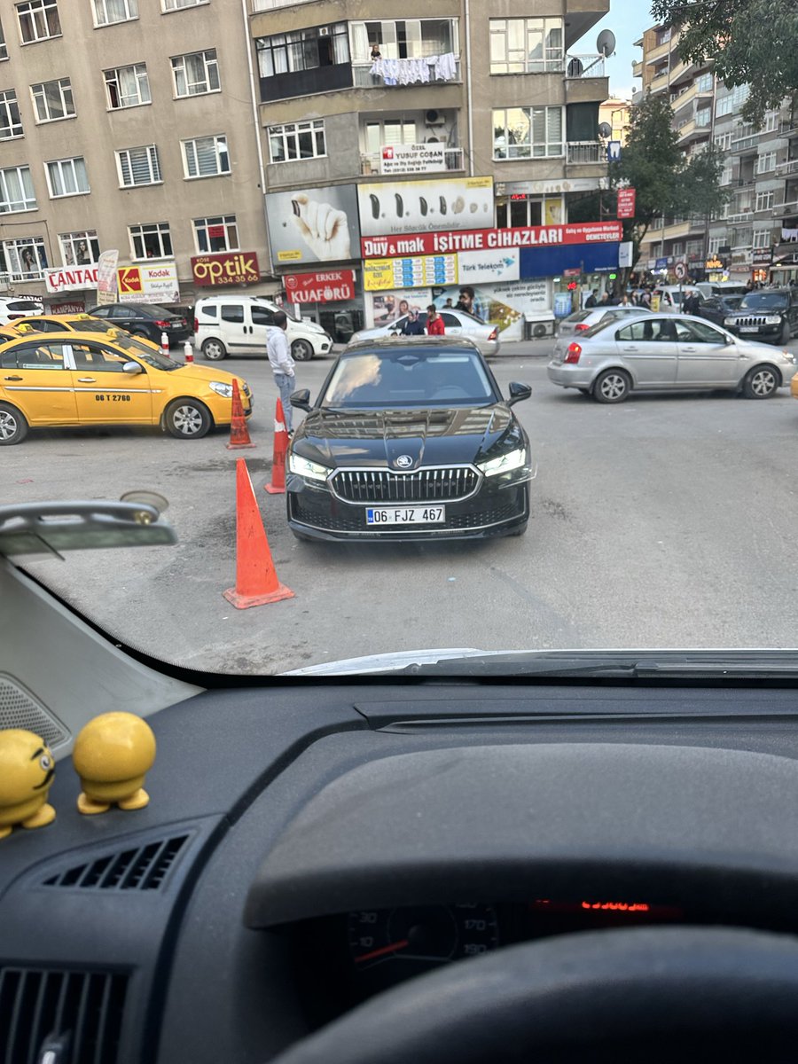 ժενгﻨო ® (@darkdevrim) on Twitter photo Cezalar artıyor ama hiçkimse sallamıyor.
Adama ters yöndesin diyorum, uzatma sağdan devam et diyor. <a href="/AliYerlikaya/">Ali Yerlikaya</a> Cezalar artıyor ama hiçkimse sallamıyor.
Adama ters yöndesin diyorum, uzatma sağdan devam et diyor. <a href="/AliYerlikaya/">Ali Yerlikaya</a>