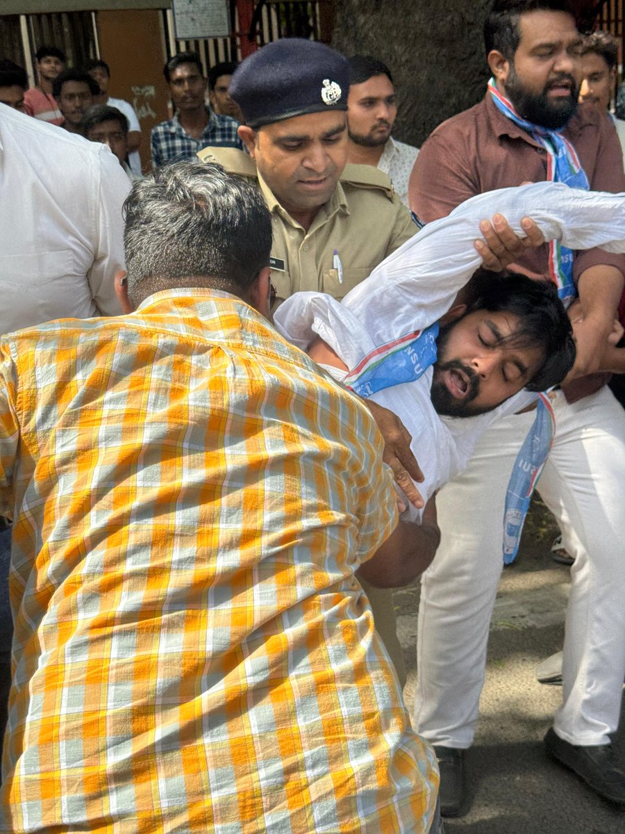 lightiyc's tweet image. 🔥 संविधान की आवाज़ को कैद नहीं किया जा सकता!
NSUI गुजरात के “I Love Ambedkar March” ने दिखा दिया —
बाबासाहेब का सपना आज भी ज़िंदा है,
और छात्रों की लड़ाई न्याय, समानता और अधिकार के लिए जारी है 💙✊
#ILoveAmbedkarMarch
#ConstitutionForAll
#NSUI #BabasahebAmbedkar