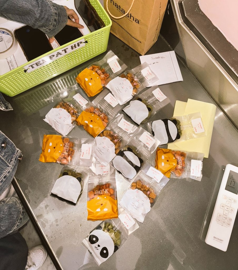 grumpychuro's tweet image. hari yg kukira bakal berat bgt, setelah dijalanin aja ternyata justru ga seberat itu, ternyata ada aja yg bkin bahagia. Ternyata emang mending dijalanin daripada dihindarin ya, gausah lah bolos2 an WKEKEKKE. MAKASIH YA MBA PR COOKIES HANDMADE NYAA 🥺🥺 #SemangatTO3 !💛