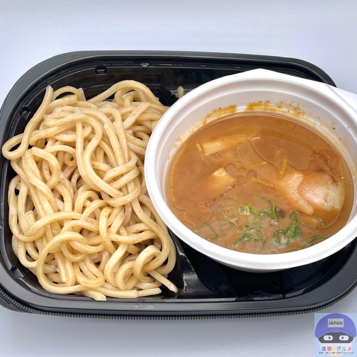 とみ田監修 濃厚豚骨魚介 熱盛つけ麺（734円）」 2025年10月15日発売