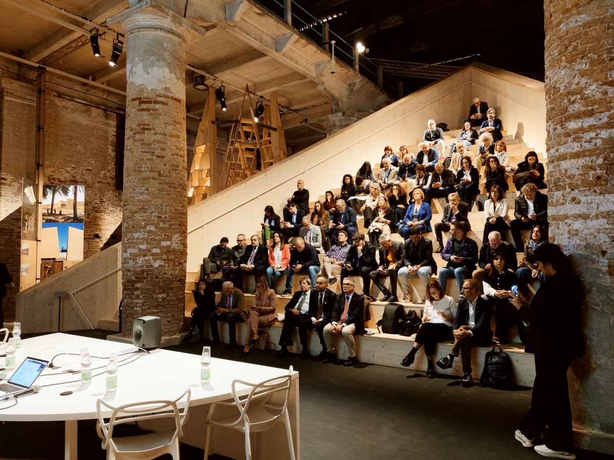 Confapi's tweet image. BIENNALE: CONFAPI ANIEM E FILIERA COSTRUZIONI SU IA E RIGENERAZIONE URBANA

Leggi la notizia  👉 confapinews.confapi.org/news/biennale-…