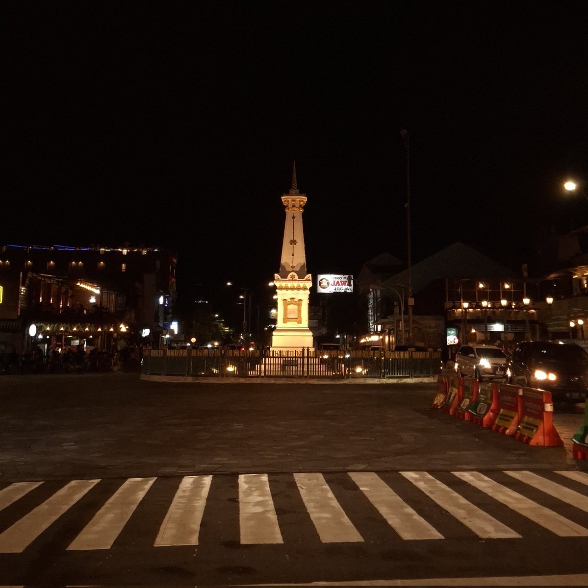 grumpychuro's tweet image. tim yang orang jogja tapi tetep moto tugu soalnya cakep aja gitu, apalagi kalo ada sunset, cakepp kan yaaa