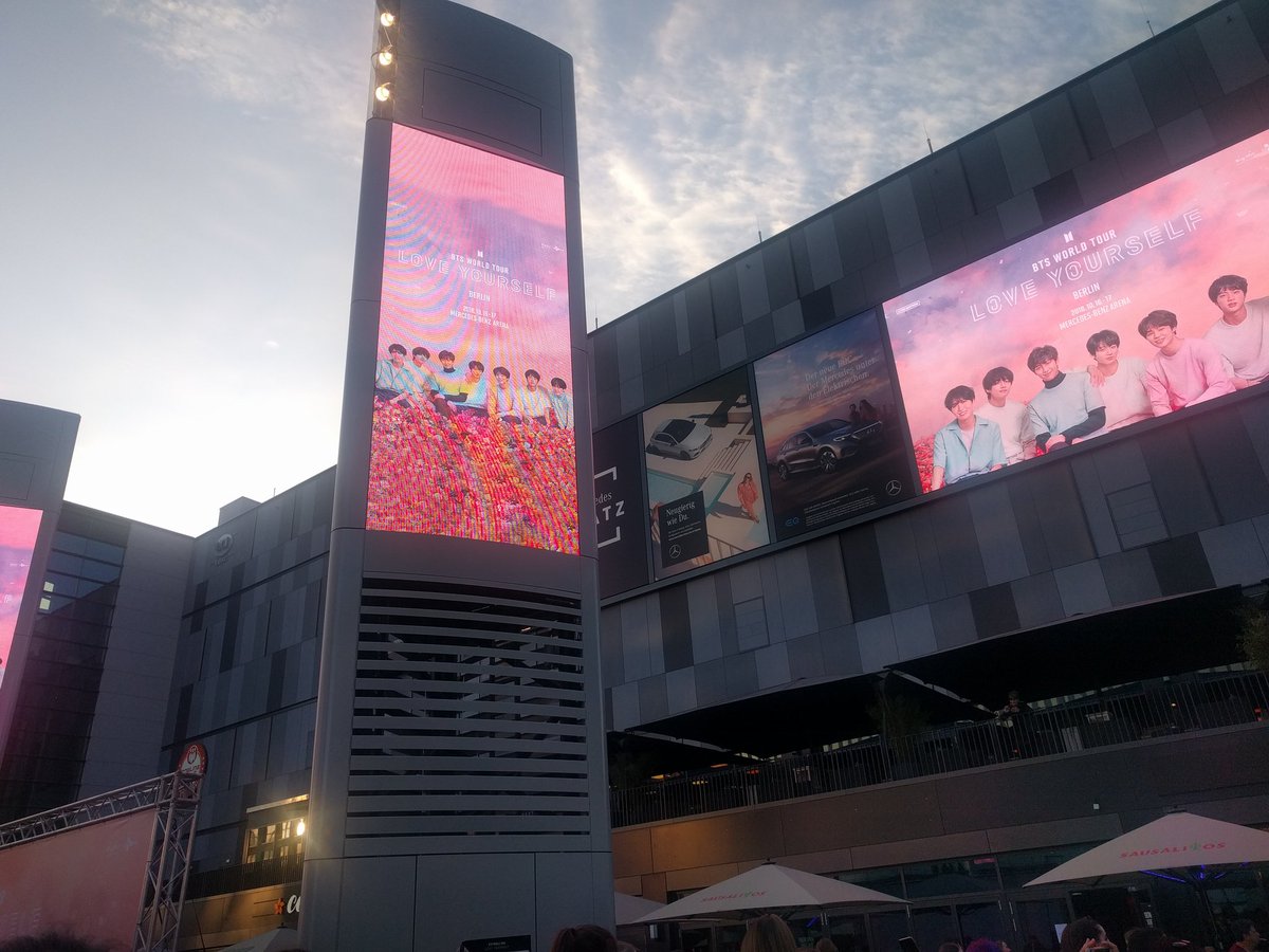 0Ari0Yuna0's tweet photo. Exactly 7 years ago I saw BTS live for the first time 🥹💜
#BTSinBerlin @BTS_twt https://t.co/kOwpc6PCco