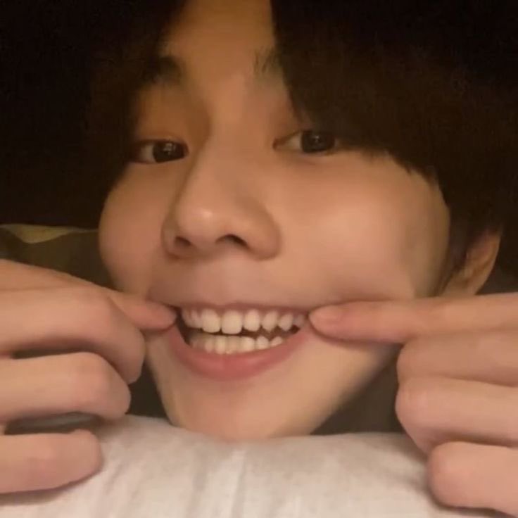 the concept of idol image does not exist to him 😭😭😭😭 HES THE IDOL THAT GIVES THE IMAGE