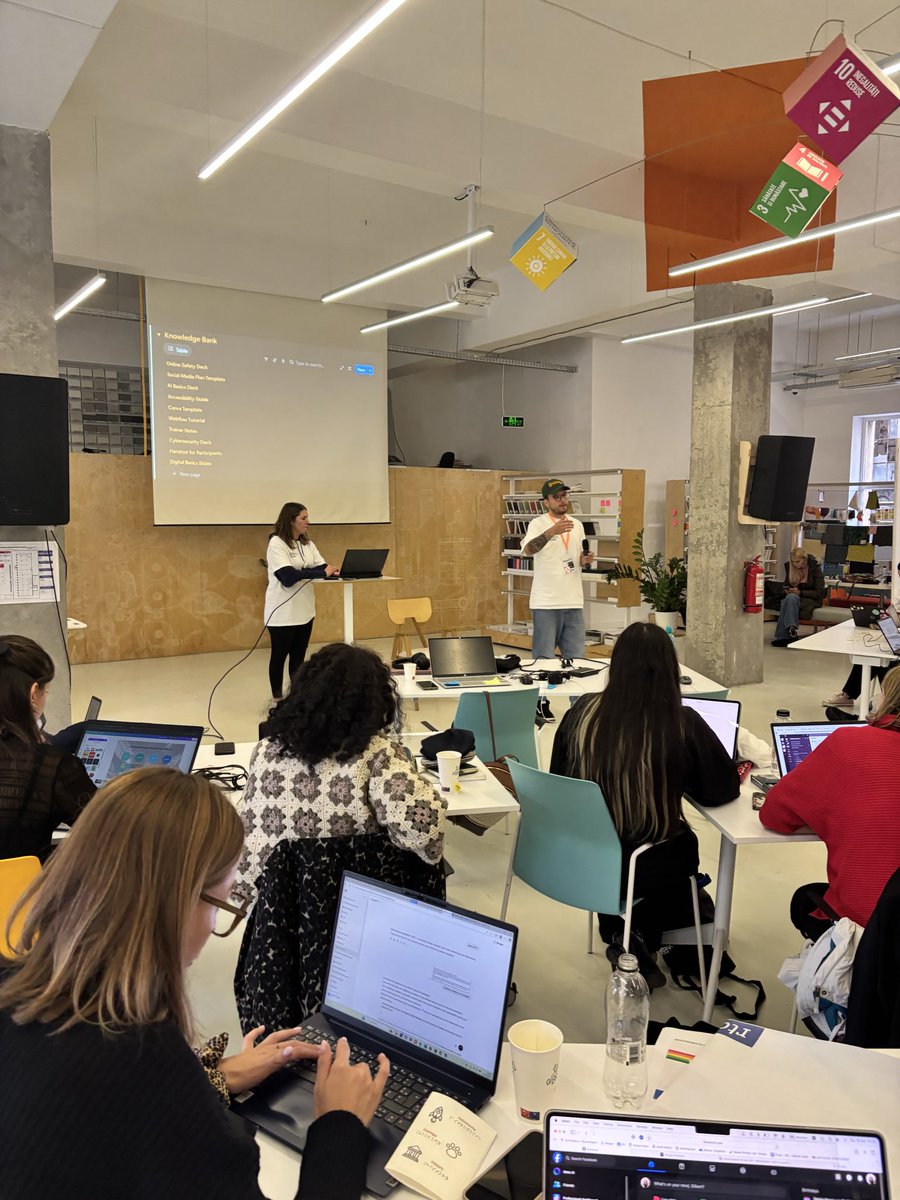 Girleek's tweet image. Coucou de Bucarest 🇷🇴 !
On clôture le Hackathon #NoCodeForNonProfit, un projet @EUErasmusPlus mené en partenariat avec Social Good Accelerator (SOGA) et la Fondation Orange Roumanie 🍊

👉 Objectif : créer une plateforme e-learning et un cours sur les outils no-code à destination…