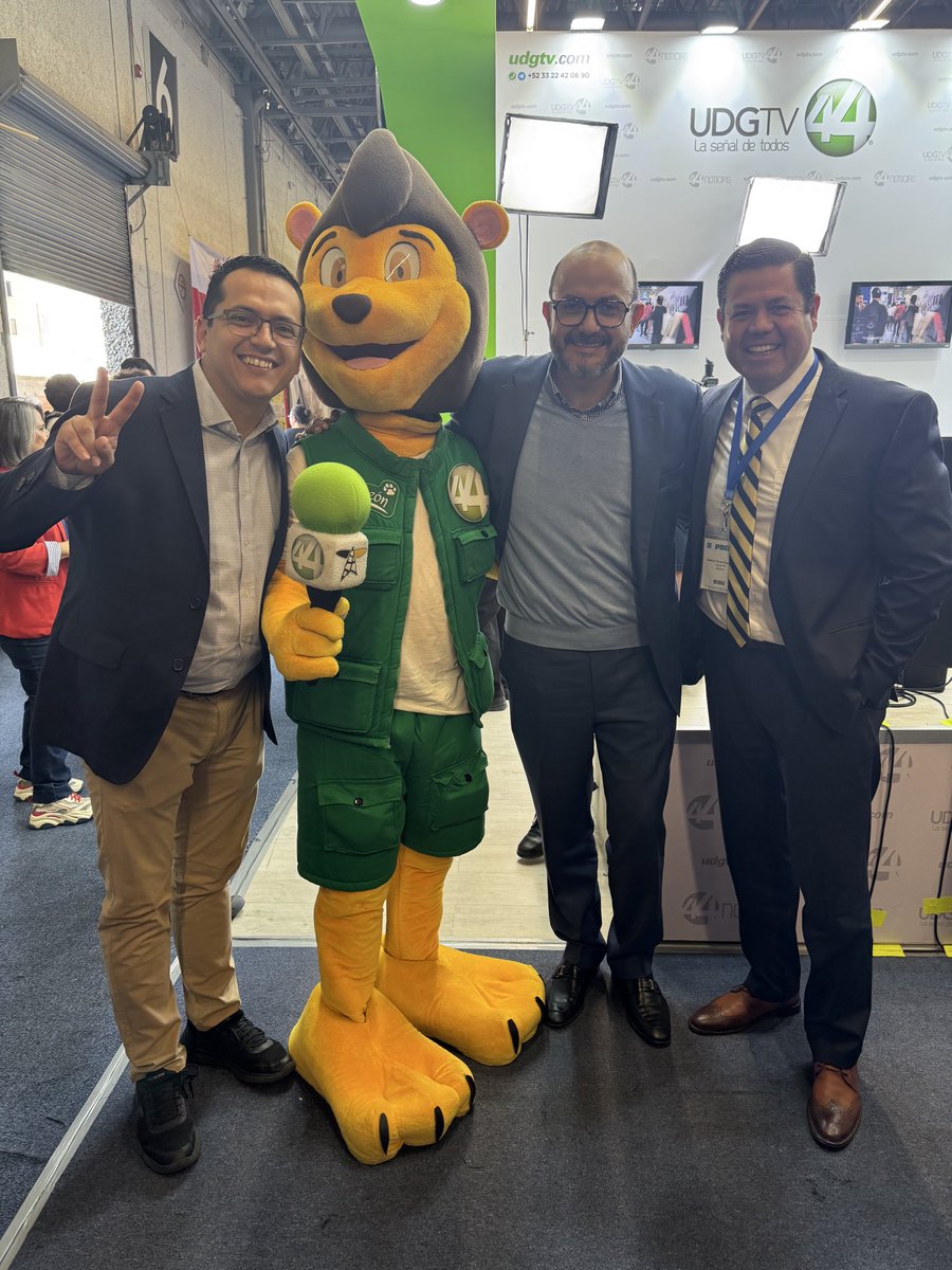 Estimado <a href="/GabrielTorresEs/">Gabriel Torres</a> Muchísimas felicidades por otro año!! 
Que sea un gran año, y como dices, festejando y haciendo adobes! 
Acá la foto con Leo de <a href="/CANAL44TV/">Canal 44</a> y el ex rector <a href="/rvillanueval/">Ricardo Villanueva</a>