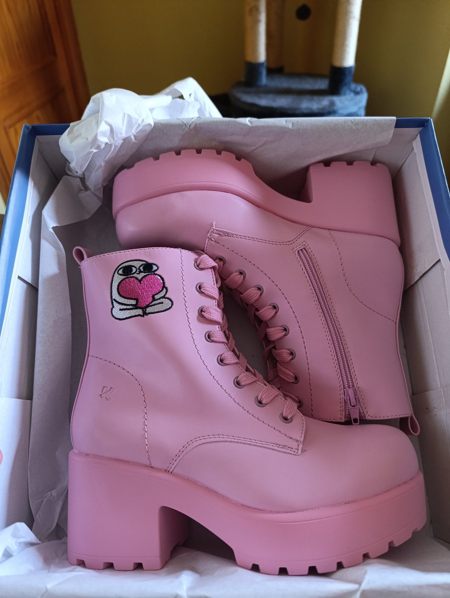 Wihtiko_'s tweet image. Me han llegado las botas más chulas del mundo