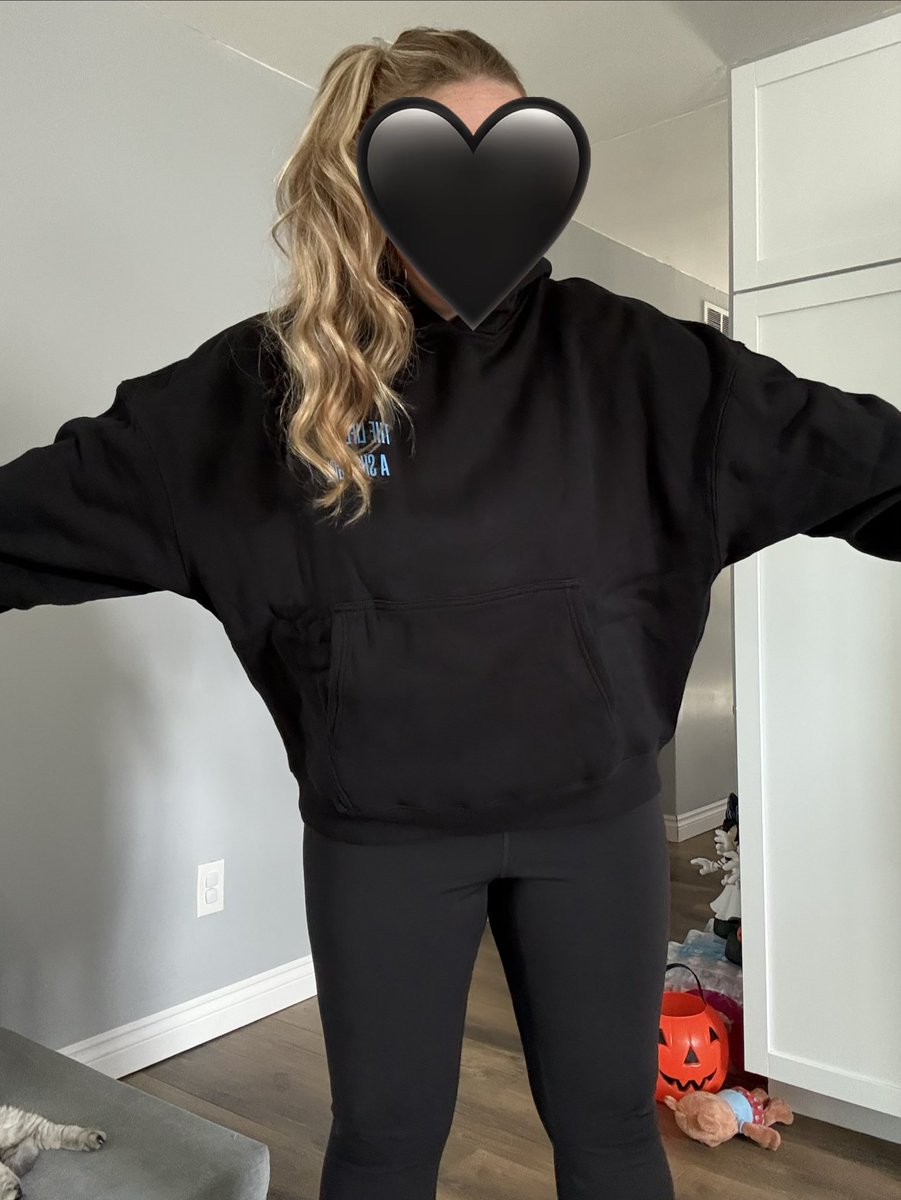 bigr3putation's tweet photo. this is the black hoodie in an XL 🤔🫠 https://t.co/752NQwBjms