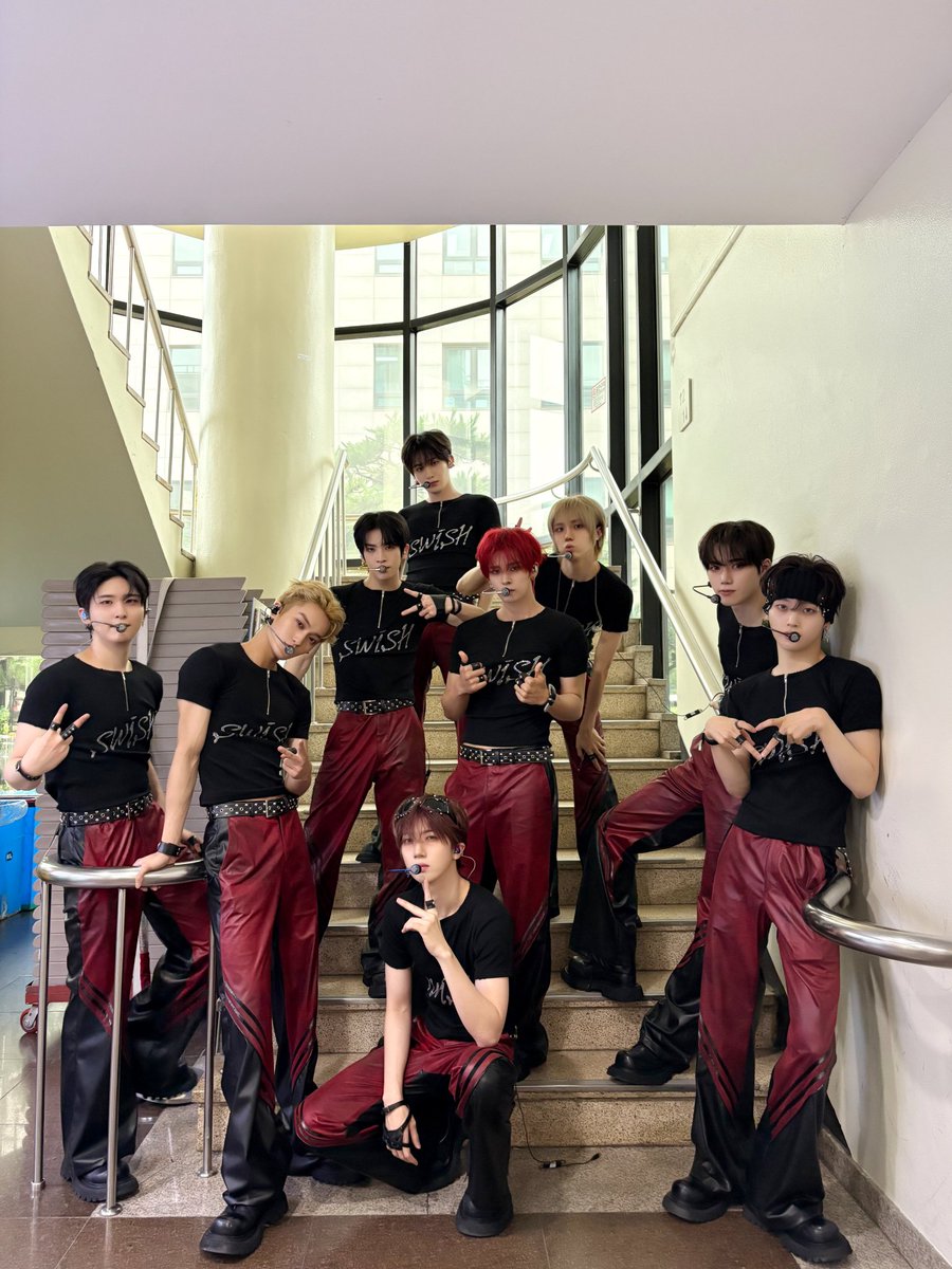 tyoungskies's tweet photo. 1 retweet = 1 vote 

i vote for #cravity on #2025MAMAVOTE https://t.co/cLHqkOCu9E