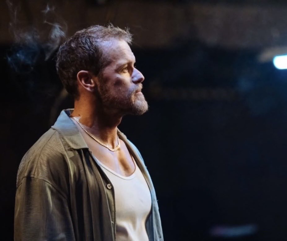 The Royal Shakespeare Company has released production photos from its modern-dress "Macbeth," marking Sam Heughan's first performance with the company and his return to theater after 10 years focused on screen work.👑Great,expressive😳❤️
From IG bella_sam_heughan_fan