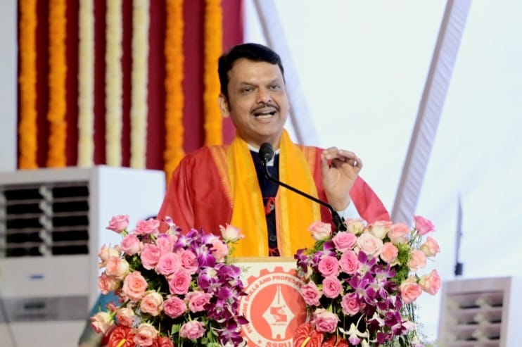 📍 पुणे
मुख्यमंत्री देवेंद्र फडणवीस यांनी सुरुवातीला स्कूल ऑफ डिफेन्स अँड एरोस्पेस टेक्नॉलॉजीच्या उद्घाटनाद्वारे नव्या युगातील महत्त्वाच्या क्षेत्रात पाऊल टाकल्याबद्दल विद्यापीठाचे अभिनंदन केले. मुख्यमंत्री फडणवीस पुढे म्हणाले की, प्रधानमंत्री नरेंद्र मोदी यांनी कौशल्याचे महत्त्व