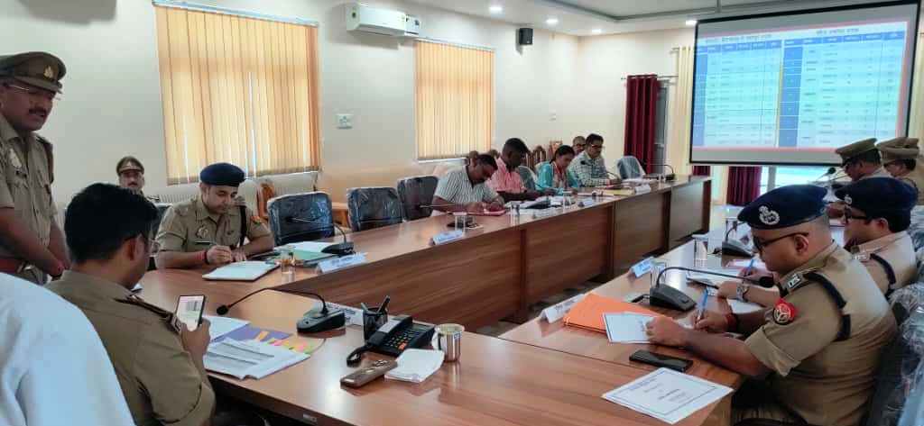 digbasti's tweet image. ◆ डीआईजी बस्ती द्वारा परिक्षेत्र के जनपदों के पुलिस अधीक्षकों के साथ की गई मासिक अपराध समीक्षा गोष्ठी। 
◆ आगामी त्योहारों के दृष्टिगत कानून-व्यवस्था एवं सुरक्षा व्यवस्था सुदृढ़ रखने हेतु दिए गए आवश्यक दिशा-निर्देश।