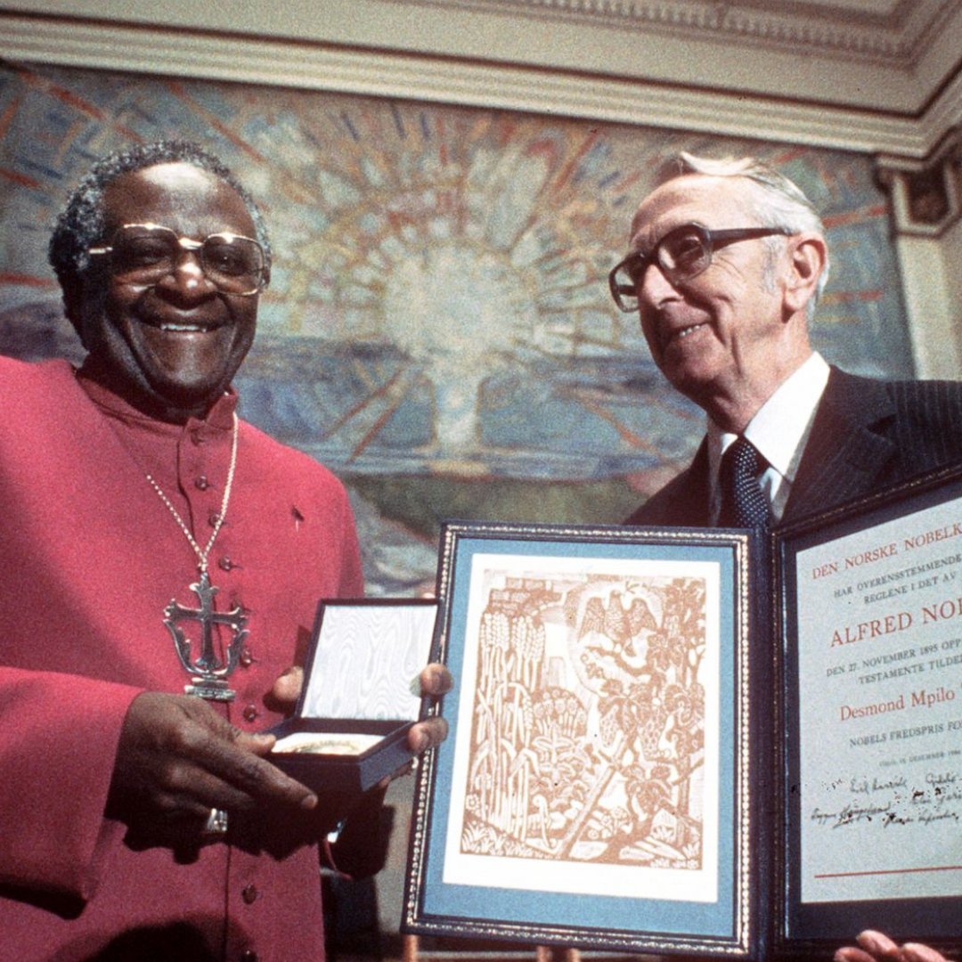 AfricanArchives's tweet image. On this day in 1986, Desmond Tutu Awarded Nobel Peace Prize.
South African Archbishop Desmond Tutu received the Nobel Peace Prize for his nonviolent struggle against apartheid. This global recognition boosted the international anti-apartheid movement and highlighted South…
