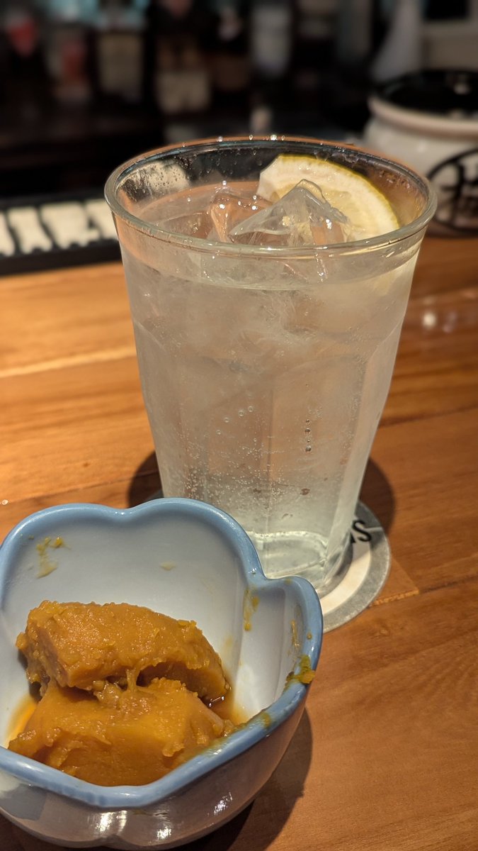 arunosukezzz's tweet photo. 今日は馴染みのバーがセンベロデイ開催とのことで、既に2杯目のレモンサワー。(1杯目は角ハイボール)
ちゃんとサワーに生レモンを入れる辺り、流石ちゃんとしたバーなのだわー。
#DANBAR
#多磨霊園 https://t.co/TcCXX0F0vP