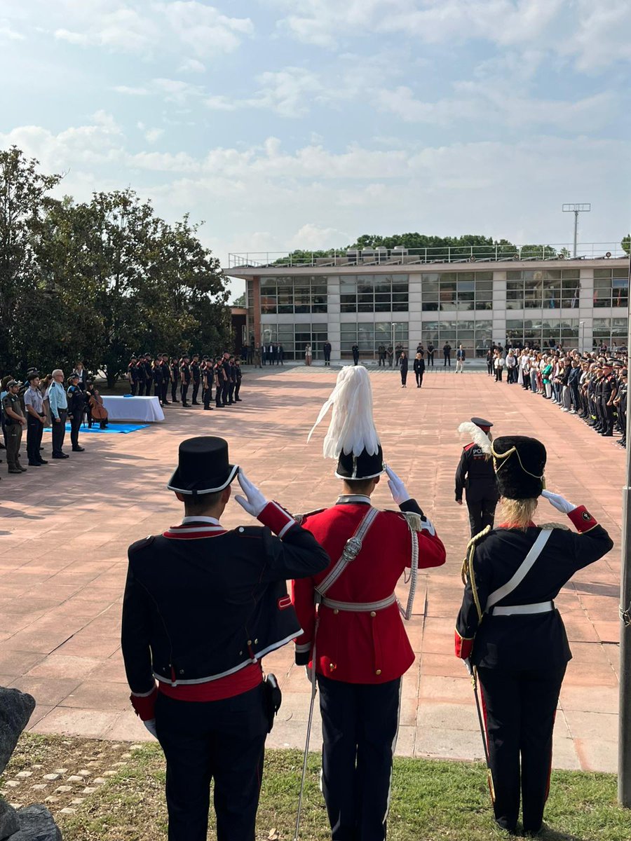 💐Ofrena floral en memòria dels companys de servei

La consellera d'<a href="/interiorcat/">Interior i Seguretat Pública</a> <a href="/nuriaparlon/">Parlon #apeudecarrer #interioriseguretatpública</a> i la directora <a href="/MRocaFina/">Marta Roca Fina</a> encapçalen la comitiva d'una representació dels cossos uniformats que es formen a l'ISPC

📣Comença l'acte d'inauguració del curs acadèmic 2025-2026