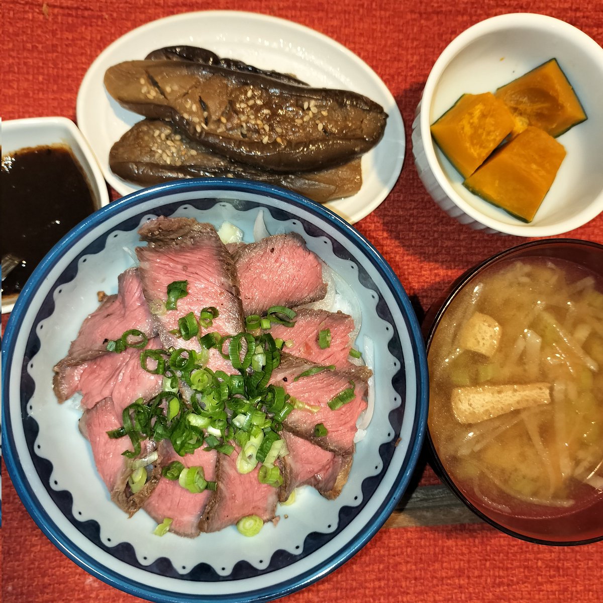 imai_nono52884's tweet image. ローストビーフ完成です‼️
なんという事でしょう🥩
素晴らしい出来です‼️
ワイ史上最高に良く出来たかも
焼いたフライパンでソースを作って回しかけたら最&高😋👍️
🐮君 早く帰ってこーい😸😁
#おうちごはん #夜ごはん
#ローストビーフ丼