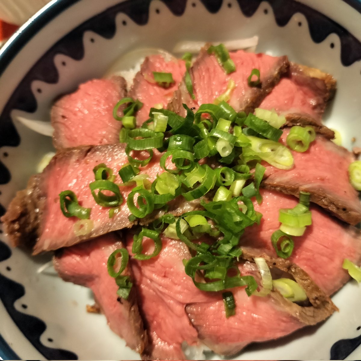 imai_nono52884's tweet image. ローストビーフ完成です‼️
なんという事でしょう🥩
素晴らしい出来です‼️
ワイ史上最高に良く出来たかも
焼いたフライパンでソースを作って回しかけたら最&高😋👍️
🐮君 早く帰ってこーい😸😁
#おうちごはん #夜ごはん
#ローストビーフ丼