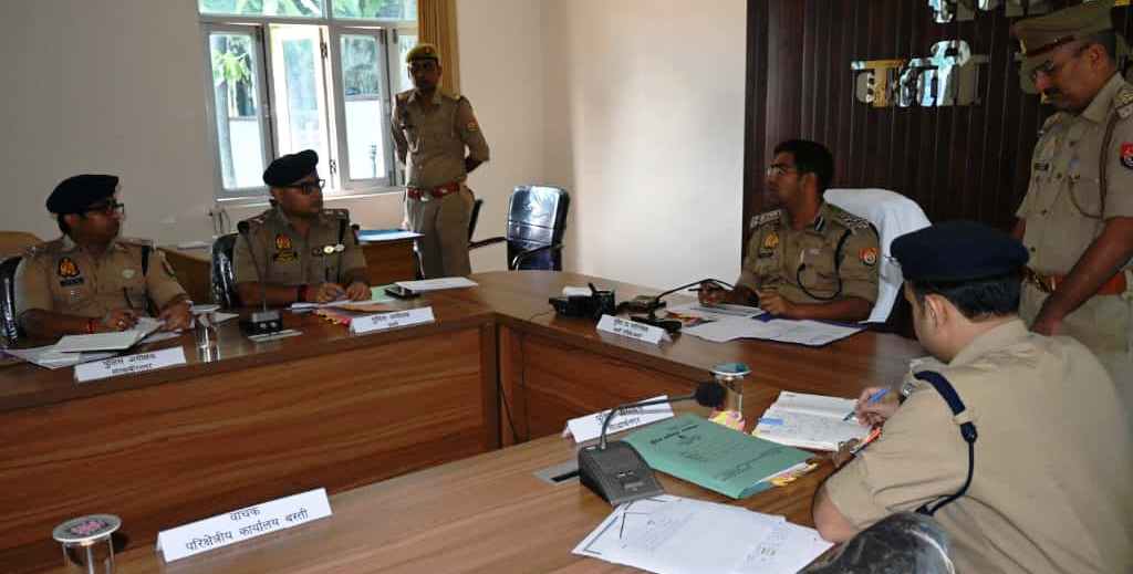 digbasti's tweet image. ◆ डीआईजी बस्ती द्वारा परिक्षेत्र के जनपदों के पुलिस अधीक्षकों के साथ की गई मासिक अपराध समीक्षा गोष्ठी। 
◆ आगामी त्योहारों के दृष्टिगत कानून-व्यवस्था एवं सुरक्षा व्यवस्था सुदृढ़ रखने हेतु दिए गए आवश्यक दिशा-निर्देश।