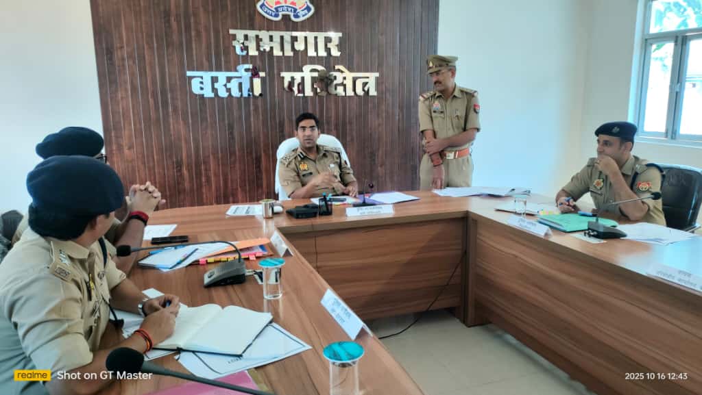 digbasti's tweet image. ◆ डीआईजी बस्ती द्वारा परिक्षेत्र के जनपदों के पुलिस अधीक्षकों के साथ की गई मासिक अपराध समीक्षा गोष्ठी। 
◆ आगामी त्योहारों के दृष्टिगत कानून-व्यवस्था एवं सुरक्षा व्यवस्था सुदृढ़ रखने हेतु दिए गए आवश्यक दिशा-निर्देश।