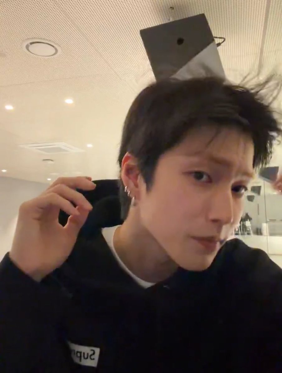 ฮีย้อมคิ้วจริงแต่บอกจะไม่ย้อมสีผมว่ะ 

อะไร55555555555555555555555555555