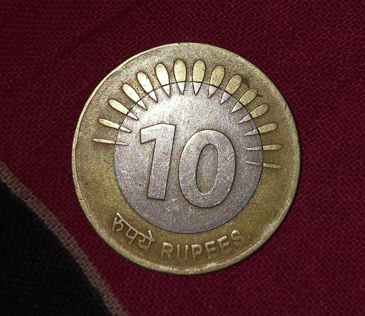 pushkarkt000's tweet photo. Kya koi bata sakta hai ki ye sikka nakli hai ya asli or koi ye batayega ki kya government ne is sikke ko band kar diya hai, Kyuki mujhe pata nahi chal raha hai, Jab government ne 10 ₹ ke jo sikke hai 14 tarah ke designs mai unmai se to koi sa band nahi hua hai to aakhir ye kyo. https://t.co/TViiEReUrt
