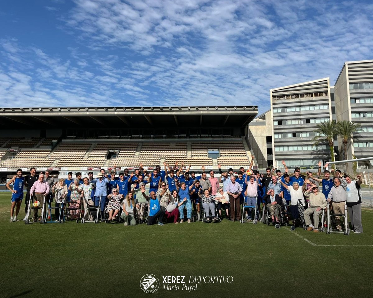 XerezDFC's tweet image. 📸🧓 Hoy, tras el entrenamiento en el Estadio Municipal de Chapín, la primera plantilla ha recibido la visita de los mayores usuarios de la Residencia San Juan Grande

⚽️😀 ¡Hemos pasado un gran rato junto a ellos, en el marco de la colaboración con la Obra Social de San Juan…