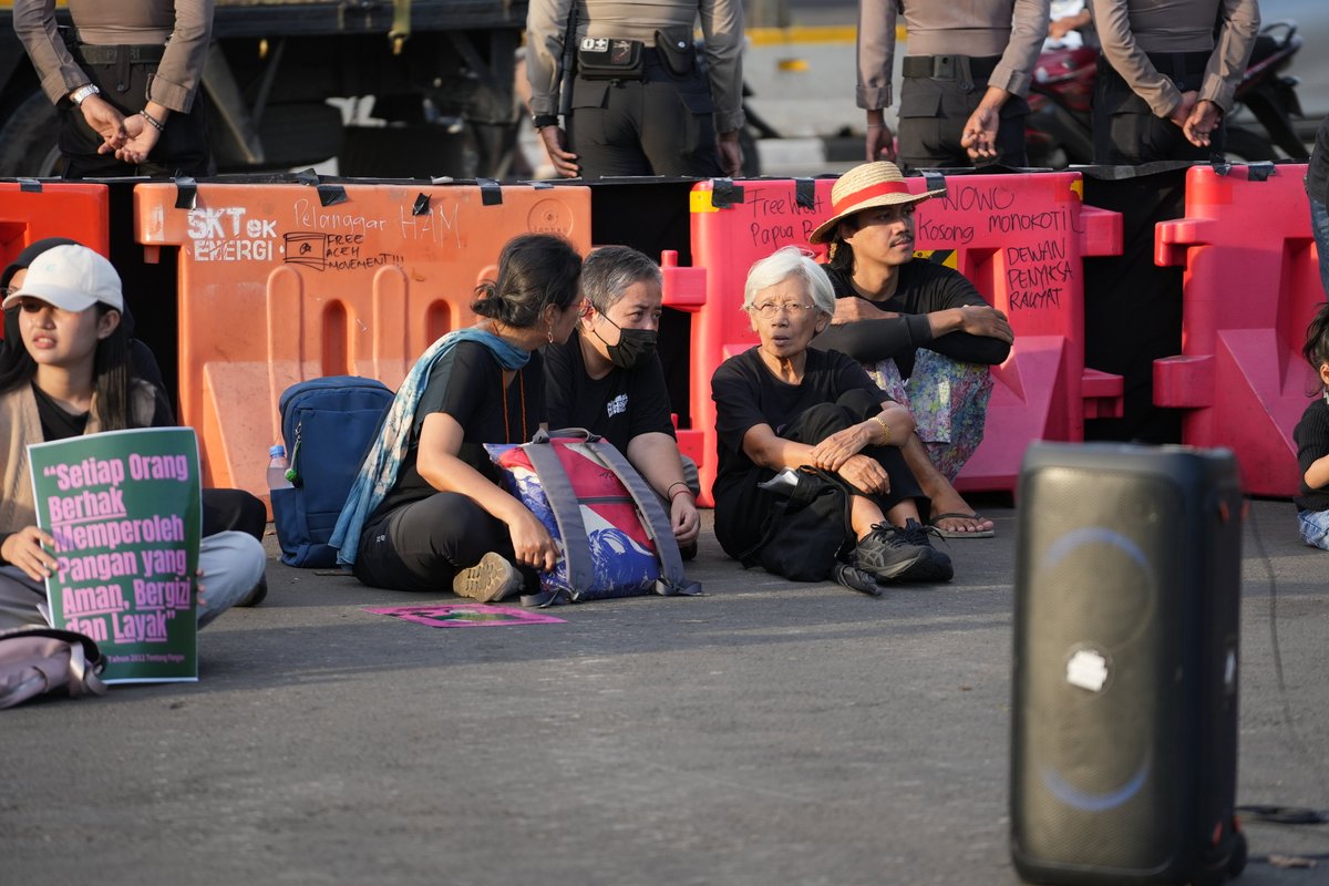 KontraS's tweet photo. Aksi Kamisan ke-882, melawan lupa di tengah kisaran impunitas.

Hidup korban, jangan diam, lawan! https://t.co/npLbWGjWpA