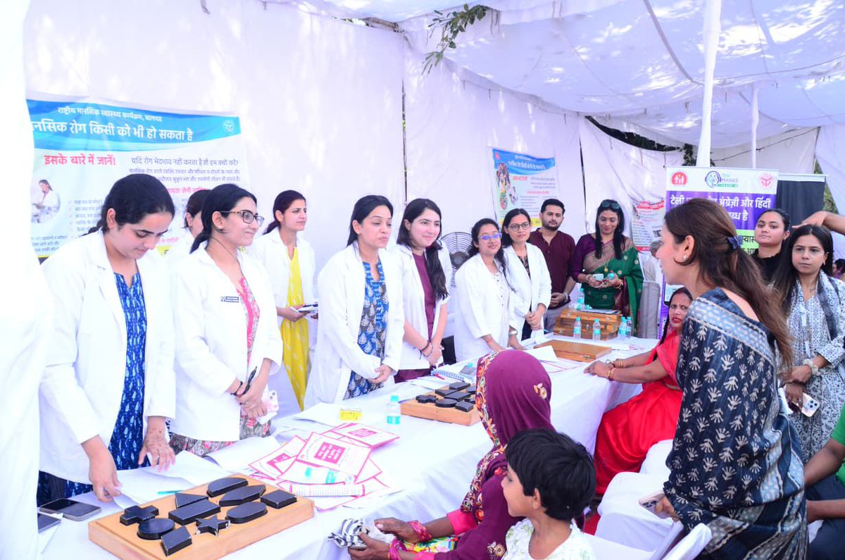 आज #बागपत जिला अस्पताल परिसर में आयोजित मानसिक स्वास्थ्य जांच शिविर एवं #जागरूकता कार्यक्रम में विशेष बच्चों एवं उनके परिजनों से #संवाद किया। उन्हें #प्रोत्साहित करते हुए दिव्यांग प्रमाण पत्र भी वितरित किए। #Awareness #MentalHealth #Baghpat <a href="/socialpwds/">Divyang Empowerment</a> <a href="/MSJEGOI/">Ministry of Social Justice & Empowerment, GOI</a> <a href="/Divyangjanup/">divyangjan UP</a>