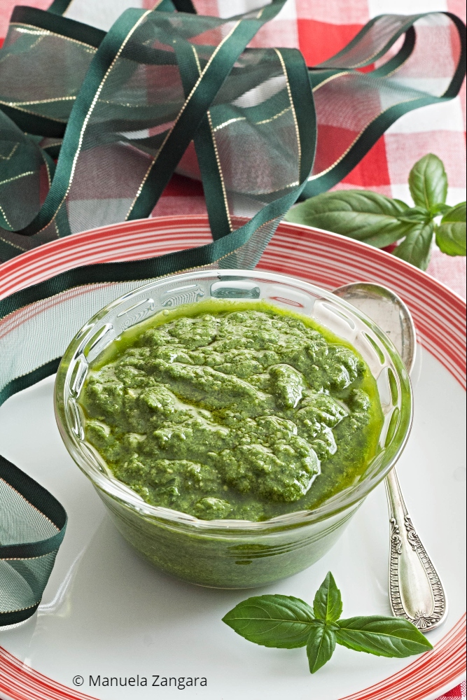 Fresh basil on the counter and dinner in 5. 🌿 This Low Fodmap Pesto is creamy, nutty, and gentle on the tummy. It’s lovely with gnocchi or your favourite low-FODMAP pasta. Make it at home today 👇

tinyurl.com/2wcy73p3

#homemadesauce #italianrecipe