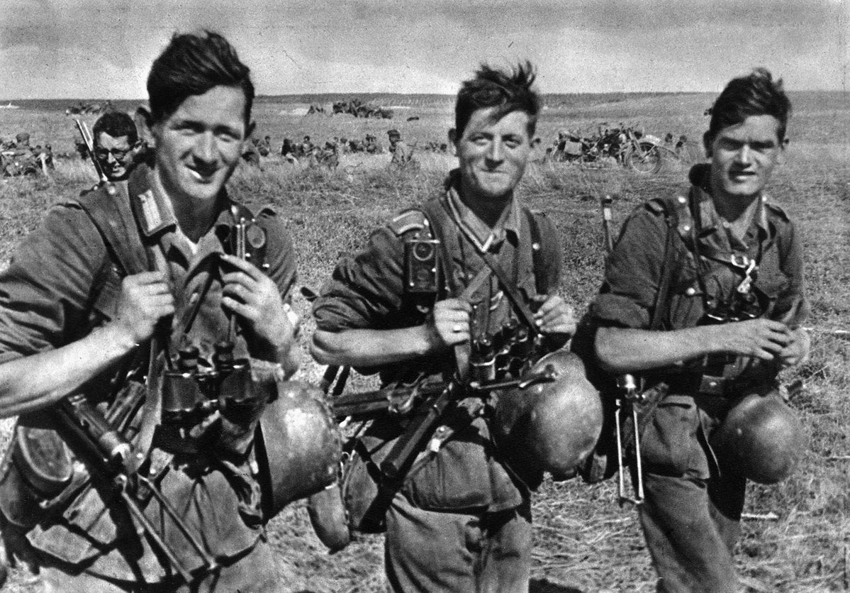 BowesChay's tweet image. Today, Germanys Bundestag is debating a law that requires 18 years old men to "pre register" for military service by filling in a "volunatary" form.
And so it begins.