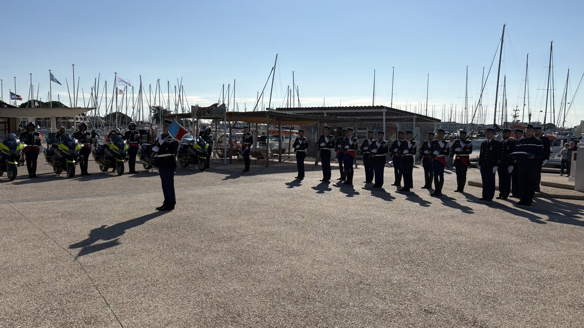 Bienvenue Capitaine ! 🏍️ 👮🏻‍♂️
Cérémonie militaire de prise du commandement de l’escadron départemental de contrôle des flux avec les unités de sécurité routière. Par une journée ensoleillée au Grau du Roi. ☀️Un double enjeu : débusquer fraudeurs et mauvais conducteurs dans le Gard.