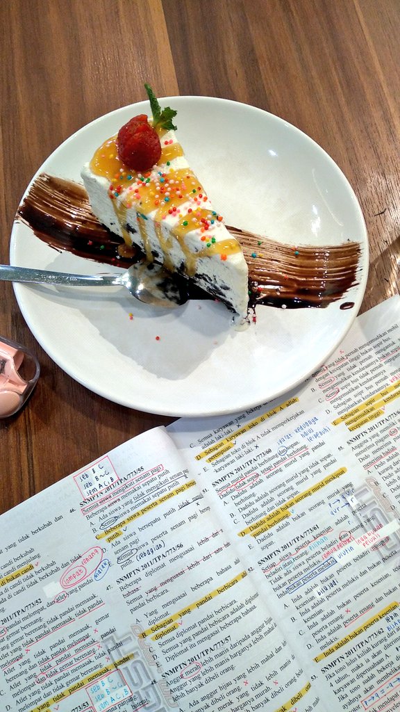 academyarsha's tweet image. #studybuddy too tired to be productive, too guilty to have fun 🐈💤