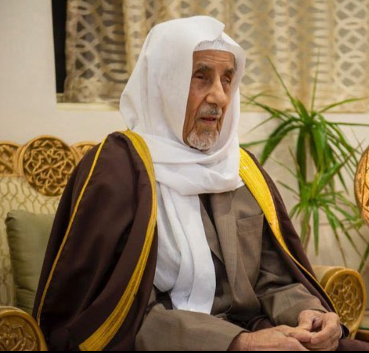 كريمٌ قدم إلى البرُّ الرَّحيم

الكرمُ صفةٌ حميدةٌ  ماأجلَّ نفعها وأعظم قدرها في حياة الناس ،وهي اسمٌ واقعٌ على جميع أنواع الفضل، ولفظٌ جامع للسَّماحة والبذل ،وحُلةٌ من الجودِ والنُّبل أثنى المولى على حاملها ليرقى ويعلو لينال أعظم الدرجات  في الدارين ،كرامةً في الدنيا ،وعظيم