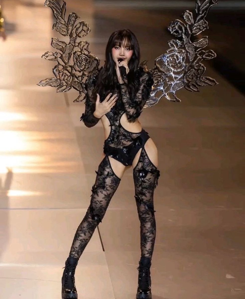 the IT GIRLS of the victoria’s secret fashion show.
