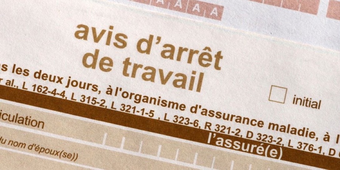 CerfiaFR's tweet image. 🚨🇫🇷 ALERTE INFO | Le Budget 2026 prévoit de LIMITER à 15 JOURS maximum la durée d'un arrêt de travail prescrit en ville et à 1 mois s’il est prescrit à l'hôpital. Le renouvellement ne serait cependant PAS LIMITÉ, et le motif de l’arrêt figurera sur le document.