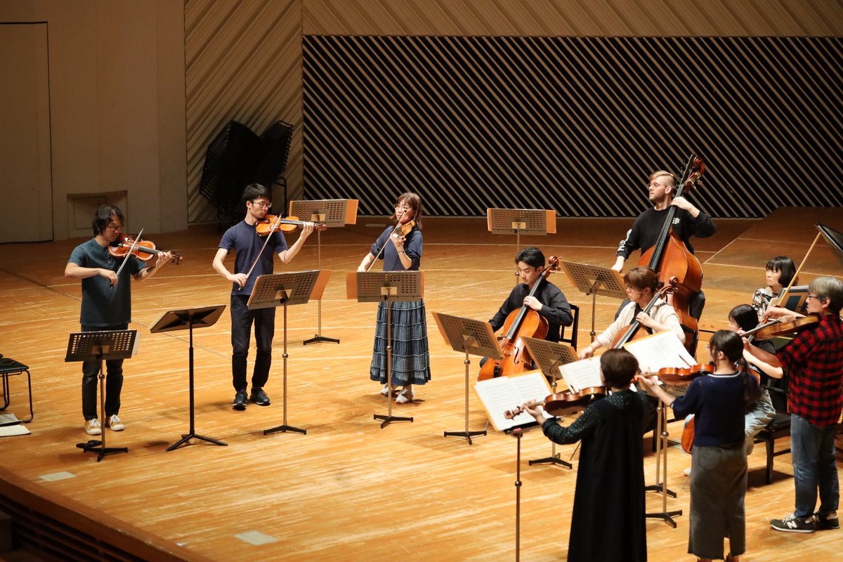Tokyo_Symphony's tweet photo. 10/18川崎定期のリハーサルが進行中！
ブランデンブルク協奏曲は各楽器の掛け合いが、音の対話のよう…
佐藤俊介さんのアイデア溢れる舞台配置や音作りのもと、東響メンバーによる生き生きとした演奏で、豊かな響きに包まれていきます。
 
◇10/18(土)14時 ミューザ川崎
 🔗https://t.co/yqYIdlzsed https://t.co/0qXJNbNNnO