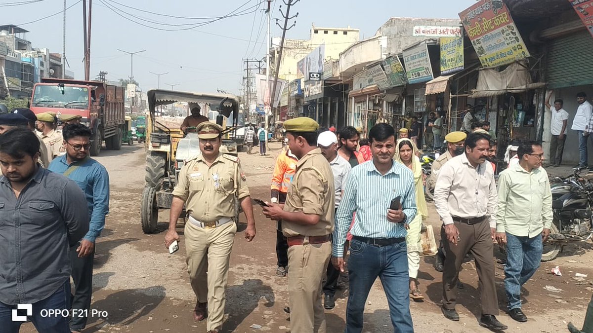 Gzbtrafficpol's tweet photo. आगामी त्यौहारों के दृष्टिगत यातायात की सुगम, सुरक्षित एवं निर्बाध व्यवस्था हेतु आज दिनाँक 16/10/2025 को एसीपी यातायात तृतीय के नेतृत्व में यातायात पुलिस द्वारा लोनी क्षेत्र में अतिक्रमण के विरुद्ध सशक्त अभियान चलाया गया। 
सभी को अतिक्रमण ना करने हेतु जागरुक भी किया गया। https://t.co/mqYOZGw1pq