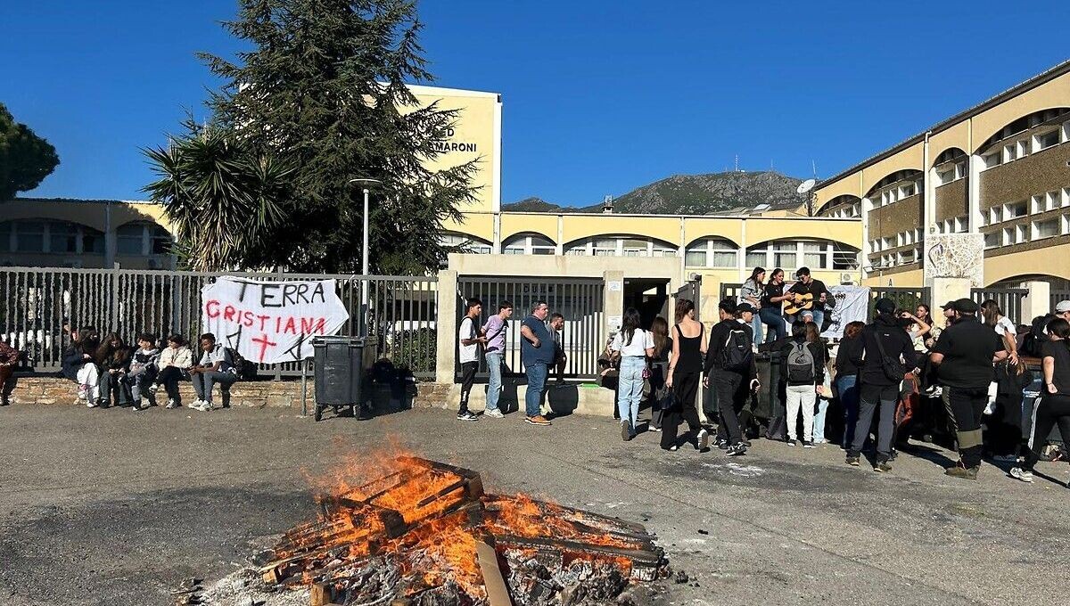Bastia : les lycéens de Montesoro mobilisés contre le retrait de la croix de Quasquara

➡️ l.ici.fr/ySO
