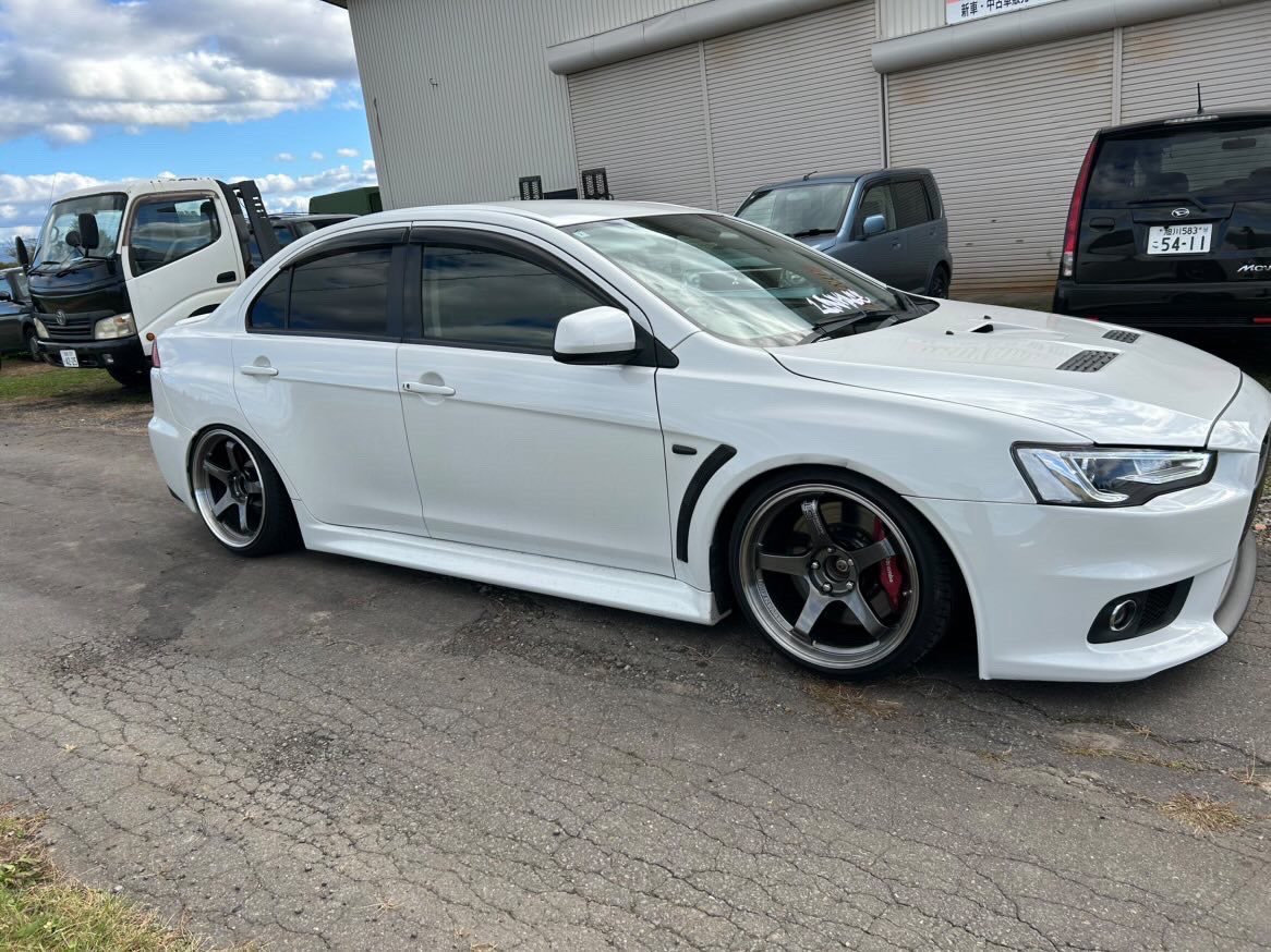 izawa555's tweet photo. エボ10 新規在庫で入ります
19万キロ　MT   GSR
冬タイヤ、ホイールはあり
写真のホイールは付きません
テイン車高調
トラスト2本だしマフラーある
柿本の一本出しのマフラーもあるけど、フランジから廃棄漏れしてる
ヘッドライト社外、テール社外(バリス)
ヘッドライトとテール https://t.co/6wdi2WkdgD