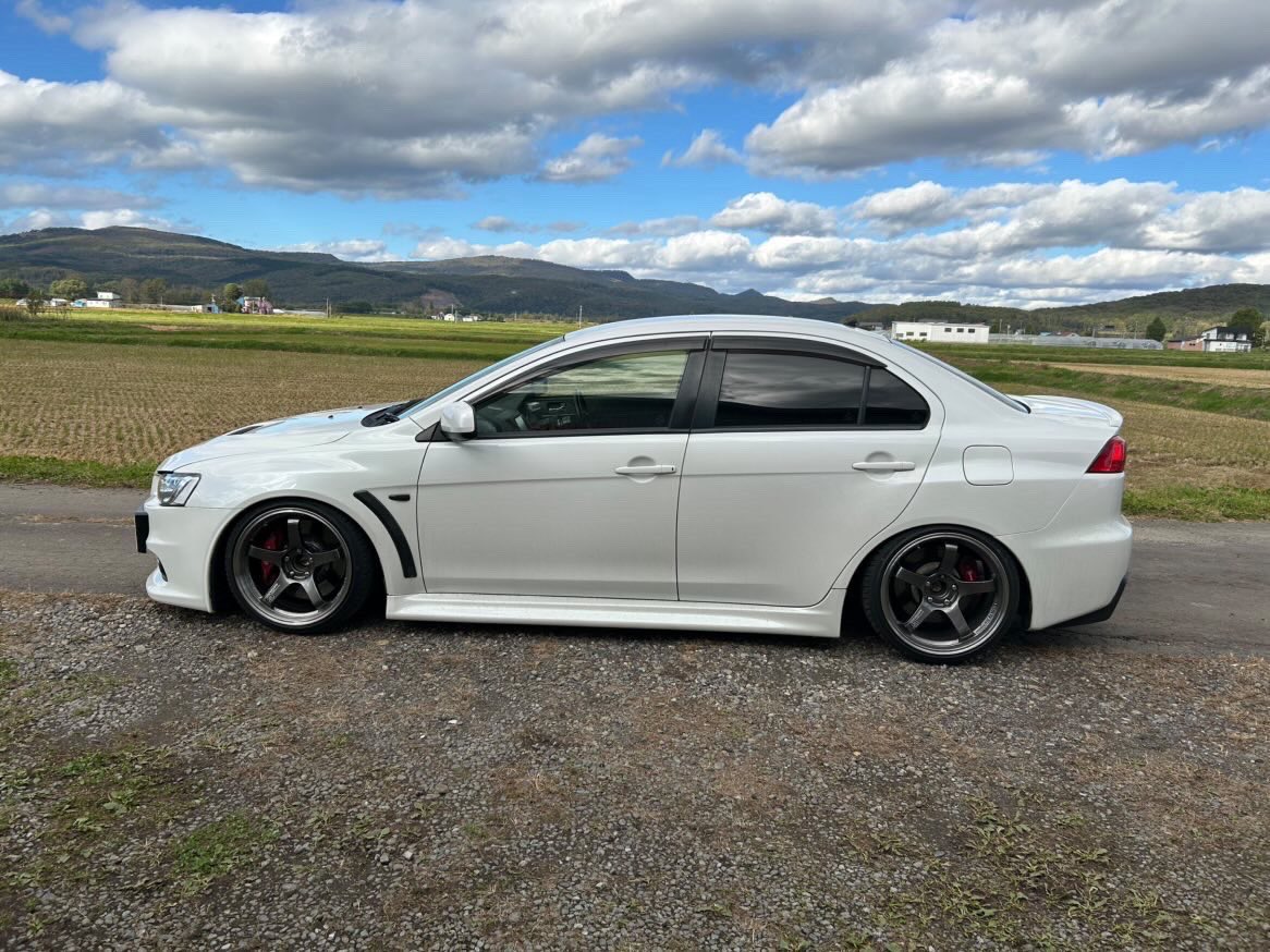 izawa555's tweet photo. エボ10 新規在庫で入ります
19万キロ　MT   GSR
冬タイヤ、ホイールはあり
写真のホイールは付きません
テイン車高調
トラスト2本だしマフラーある
柿本の一本出しのマフラーもあるけど、フランジから廃棄漏れしてる
ヘッドライト社外、テール社外(バリス)
ヘッドライトとテール https://t.co/6wdi2WkdgD