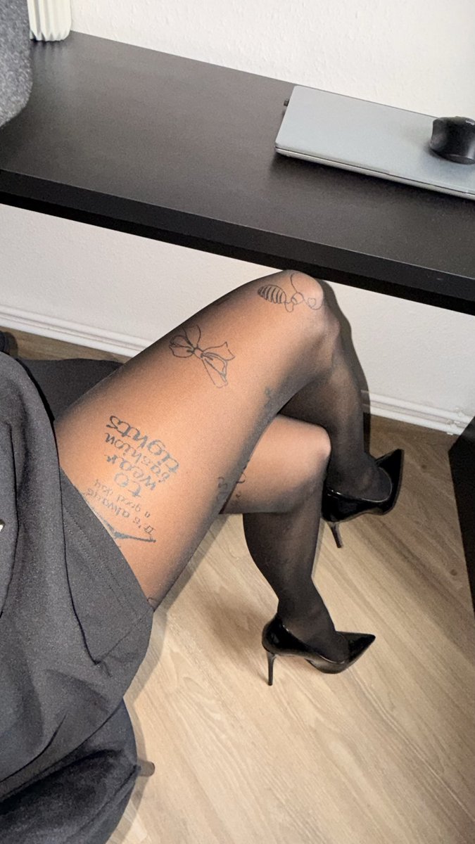 lejlo87's tweet photo. Unter den Tisch mit dir…. Was du zu tun hast fragst du? Einatmen, massieren und den dreck weg lecken! 
#fetish #feetworshi̇p #nylonfetısh #goddess #loser #findomdrains 
@FeetForumArea @feetpuppy90 @ https://t.co/FIAAgjaEV4
