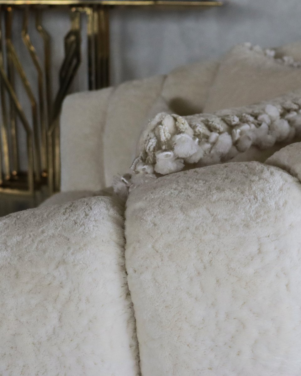 Crafted from 100% Makò cotton with extra-long fibres, MAKÒ VELVET in pure white showcases an abstract jacquard texture inspired by the astrakhan pattern.

Dive into our world of soft velvets and elegant fabrics at aldeco.pt ☁️🤍
