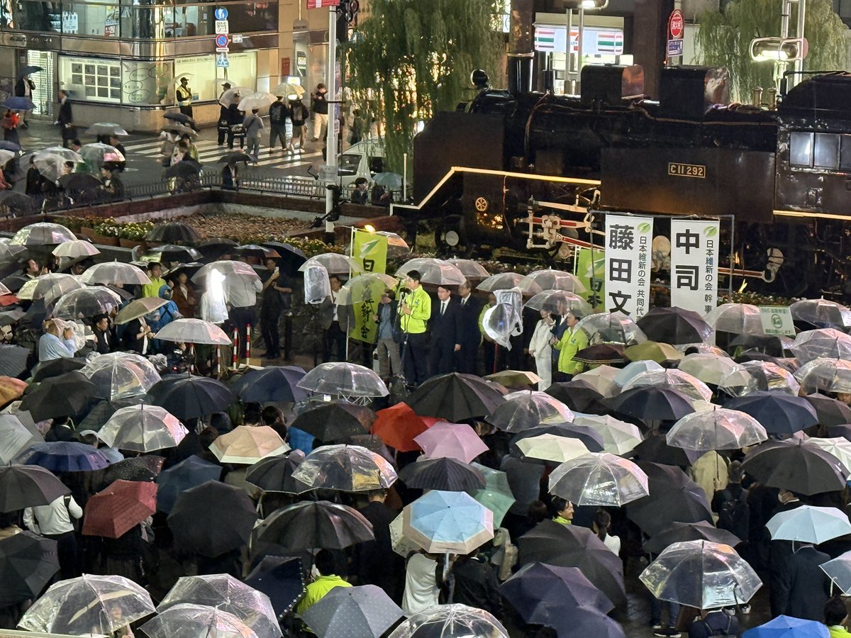 osaka_ishin's tweet photo. 🚂新橋街頭演説会📣

生憎の雨の中でしたが、たくさんの方々に足を止めていただき、捨て身で挑む我々の熱い主張をお聴き頂きました！

現地ご覧頂いた皆様、ライブ配信をご覧頂いた皆様、ありがとうございます✨

政策実現のために、これからも皆様のお力をお貸しください！！

https://t.co/zUuOiiOBbf

#維新 #政策実現 #社会保険料を下げる改革 #副首都構想
