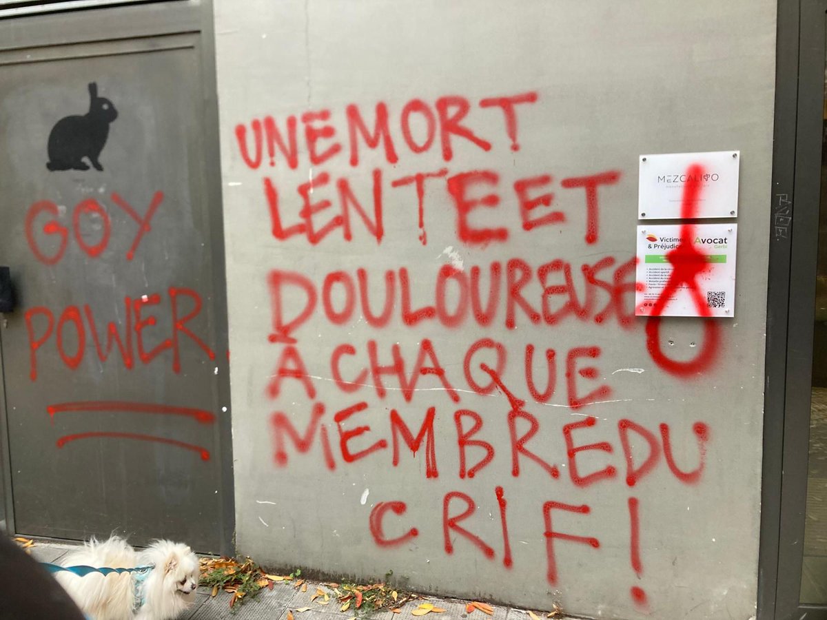 Yonathan_Arfi's tweet image. A Grenoble, voilà les menaces de mort taguées cette nuit sur les bureaux du président du Crif Grenoble Dauphiné, Eric Hattab, et de son prédécesseur, Hervé Gerbi.

La haine des Juifs s&apos;est banalisée. Quand réagira-t-on?

Nous ne laisserons personne intimider les Français juifs.