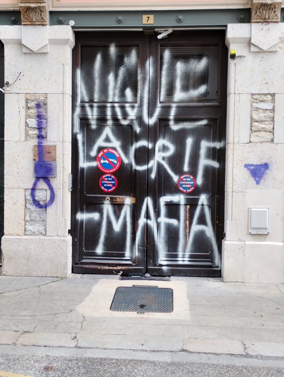 Yonathan_Arfi's tweet image. A Grenoble, voilà les menaces de mort taguées cette nuit sur les bureaux du président du Crif Grenoble Dauphiné, Eric Hattab, et de son prédécesseur, Hervé Gerbi.

La haine des Juifs s&apos;est banalisée. Quand réagira-t-on?

Nous ne laisserons personne intimider les Français juifs.