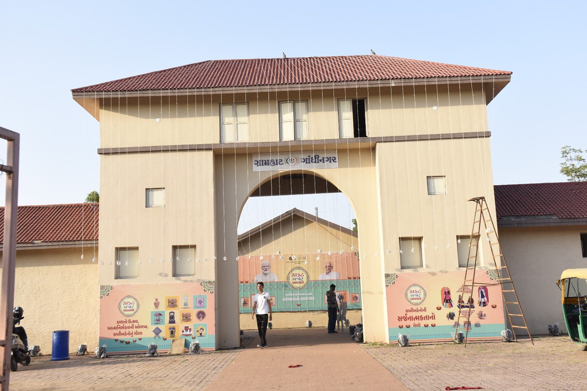 સરકાર અને સખી મંડળના માધ્યમથી ગાંધીનગરના ‘ઉર્વવન સખી મંડળ’ના પૂર્વીબા સોલંકીને પ્રગતિની નવી રાહ મળી...

ગાંધીનગર જિલ્લાના ગ્રામહાટ, અક્ષરધામ ખાતે પૂર્વીબા દ્વારા હેન્ડવર્ક થકી ઘર સજાવટની વસ્તુઓ બનાવી આત્મનિર્ભર બનવા તરફ પ્રયાણ;  હસ્તકલા કારીગરી દ્વારા તોરણ, રંગોળી સહિતની સુશોભનની