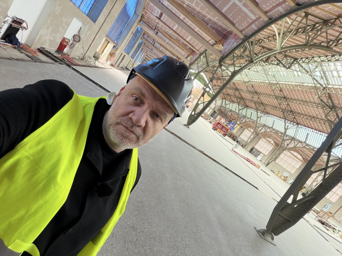 Dnes po 17 letech zpět na místě jednoho z největších požárů mé vyšetřovatelské kariéry. Snad jsem se pro <a href="/CT24zive/">ČT24</a> i trefil postavit do místa kriminalistického ohniska 😉 

#prumyslovypalac 

pozary.cz/clanek/15591